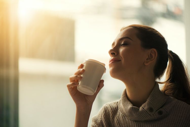 Bolehkah ibu hamil minum kopi? Satu cangkir kopi yang diseduh rata-rata mengandung sekitar 137 mg kafein. Jumlah itu masih di bawah 200 mg. Artinya, secangkir kopi sehari sebetulnya masih aman bagi ibu hamil.