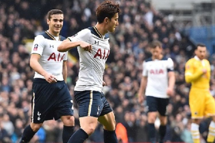 Son Heung-min merayakan gol Tottenham Hotspur ke gawang Millwall pada perempat final Piala FA di Stadion White Hart Lane, Minggu (12/3/2017). 