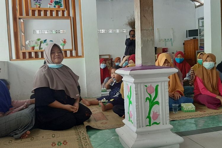 Feratri Rahmatilah dan Anak-anak Asuhnya di Yayasan Mata Hati di Gunungkidul Selasa (16/2/2021)