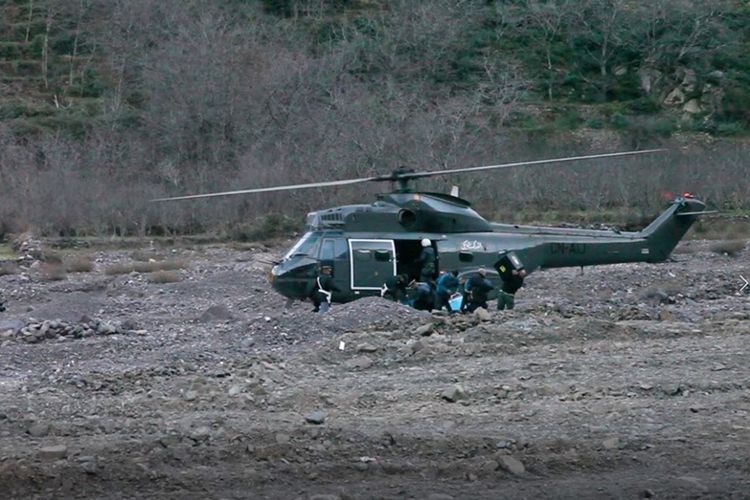 Helikopter tiba di lokasi dekat ditemukannya dua jenazah perempuan turis di Pegunungan Atlas, Maroko, Selasa (18/12/2018).