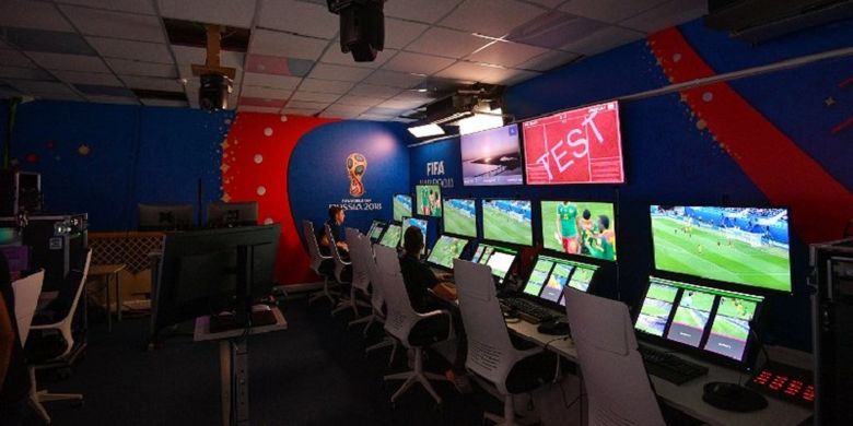 Situasi ruang kontrol Video Assistant Referee (VAR) di International Broadcast Centre (IBC), Moskwa, pada 9 Juni 2018. 