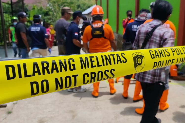 Polisi saat menggelar olah TKP di pondok pasantren Darus As'sadah di Samarinda, Kalimantan Timur (Kaltim), Rabu (23/2/2022). 