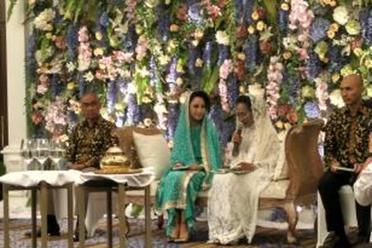 Chacha Frederica bersama keluarganya diabadikan dalam pengajian jelang pernikahannya dengan Dico Ganinduto di Hotel Fairmont, Senayan, Jakarta Pusat, Sabtu (22/8/2015).