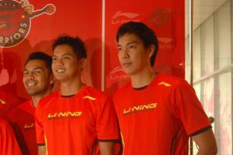 Atlet bola basket Satria Muda BritAma, Rony Gunawan (kanan), memakai jersey Li-Ning bertuliskan 'Badminton' di acara penandatanganan kontrak kerjasama di Kota Kasablanka, Jakarta Selatan, Selasa (9/7/2013).