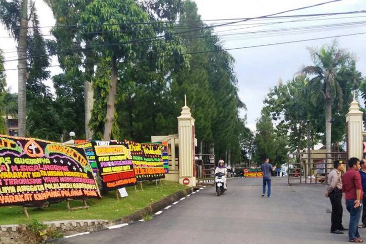 Ratusan papan bunga memenuhi halaman dan jalan masuk markas Polisi Daerah Sumatera Utara, Selasa (27/6/2017)