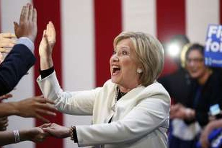 Hillary Clinton menyapa pendukungnya merayakan kemenangan besar 'Super Tuesday