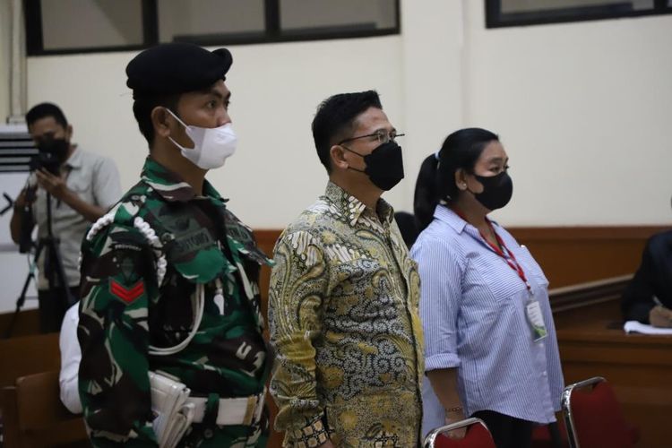 Terdakwa Brigjen TNI Yus Adi Kamrullah (baju batik cokelat) dan Terdakwa Ni Putu Purnamasari (kemeja biru muda) di Pengadilan Militer Tinggi II Jakarta pada Selasa (31/1/2023).