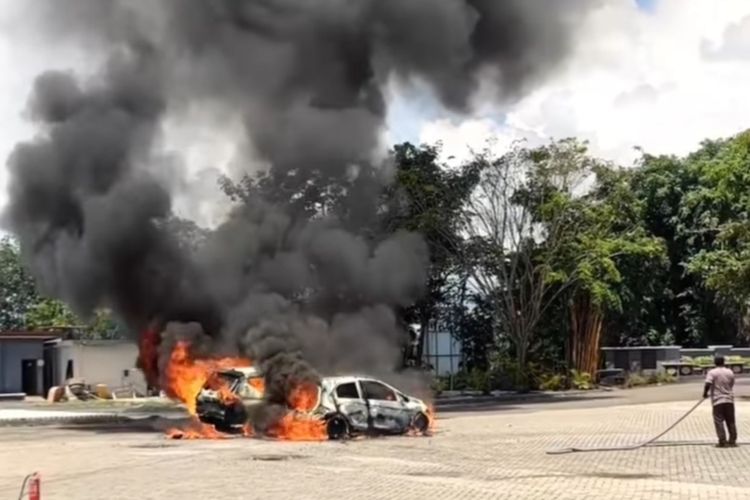 Api membakar 4 unit mobil yang terparkir di salah satu objek wisata di Banjarbaru, Kalsel, Minggu (23/4/2023). 
