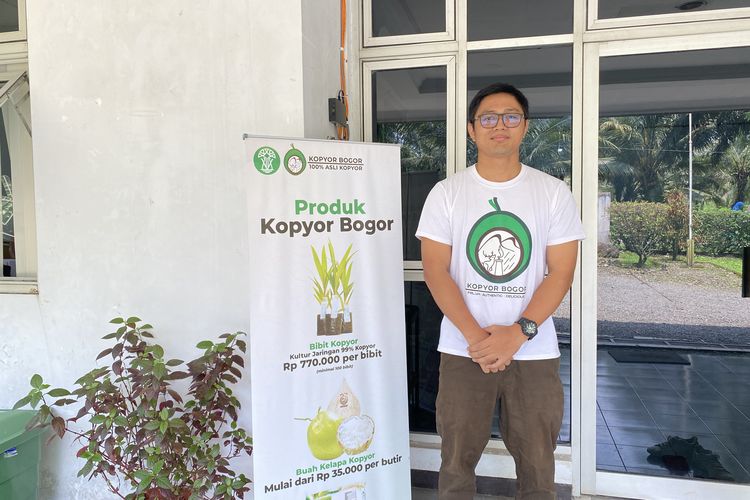 Ciptadi, asisten manager pemasaran Kopyor Bogor