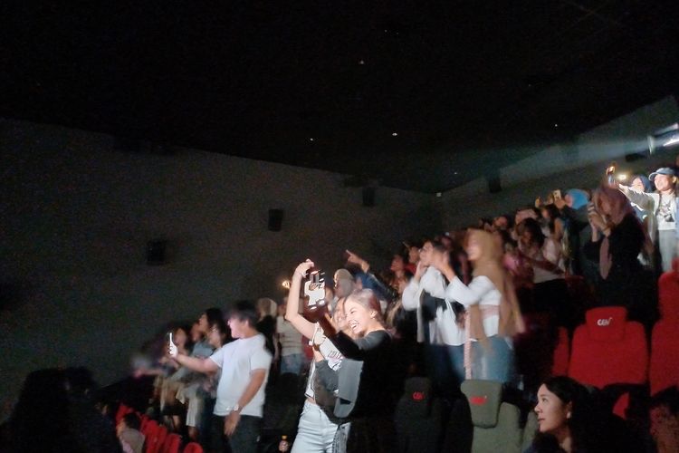 Para Swifties saat nonton di Bioskop Grand Indonesia, Sabtu (4/11/2023).