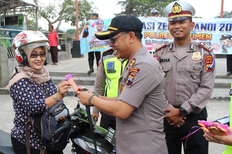 Kapolres Kebumen AKBP Rudy Cahya Kurniawan memberikan hadiah cokelat kepada pengendara yang tertib berlalu lintas di Kebumen, Jawa Tengah, Kamis (24/10/2019).