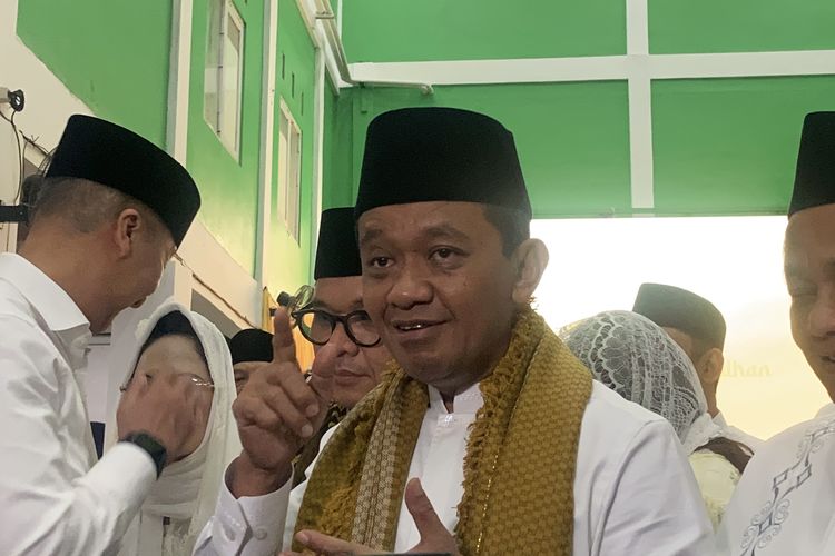 Ketua umum DPP Partai Golkar, Bahlil Lahadalia saat melakukan wawancara dengan awak media saat dirinya melakukan safari Ramadhan partai Golkar di Pondok pesantren Azzainiyyah Selabintana Sukabumi, Jawa Barat, Minggu (8/3/2026) malam. Pemerintah menggenjot pengembangkan BBM bersih dari bioetanol di tengah gejolak Amerika Serikat-Israel vs Iran. 