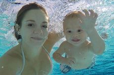 Bayi Berusia 22 Bulan Berenang Tanpa Pelampung