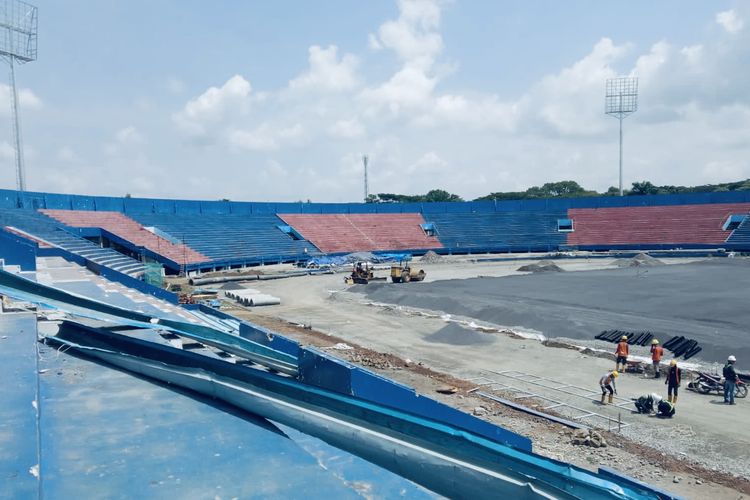 Kondisi renovasi Stadion Kanjuruhan Kepanjen, Kabupaten Malang, Jawa Timur, Jumat (29/12/2023) siang.