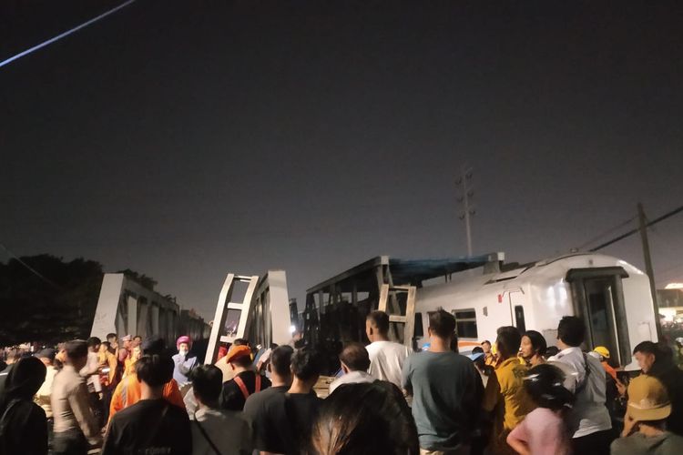 Proses evakuasi truk vs kereta api di Jalan Madukoro, Kota Semarang, Jawa Tengah, Selasa (18/7/2023). 