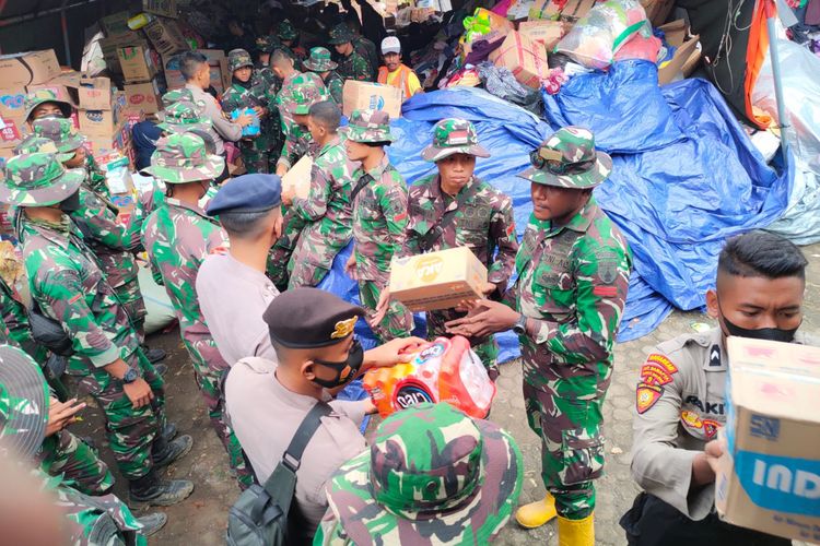 Batalyon Zeni Tempur (Yonzipur) 10 Komando Cadangan Strategis Angkatan Darat (Kostrad) turut membantu evakuasi dan penyaluran bantuan bencana erupsi Gunung Semeru di Kabupaten Lumajang, Jawa Timur.