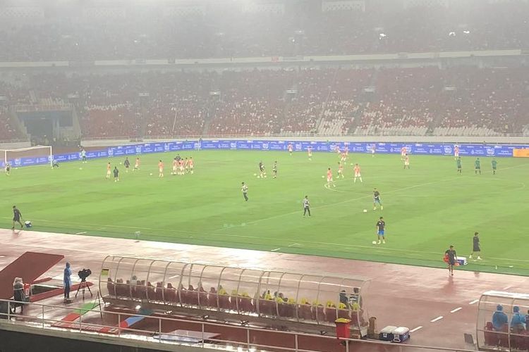 Hujan deras turun di Stadion Utama Gelora Bung Karno (SUGBK) menjelang duel timnas Indonesia vs Filipina, Selasa (11/6/2024).