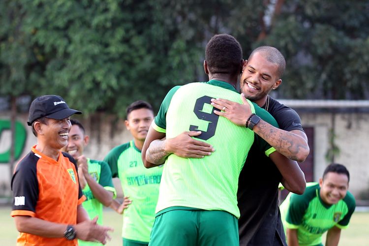 Pemain asing David da Silva bertemu para pemain Persebaya Surabaya seusai latihan di Lapangan Mapolda Jatim Surabaya, Rabu (24/07/2019) sore.