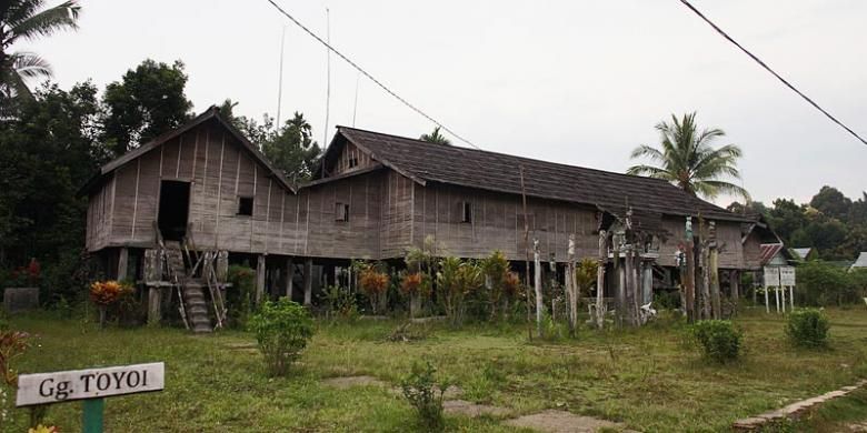 Rumah tradisional Dayak atau betang.