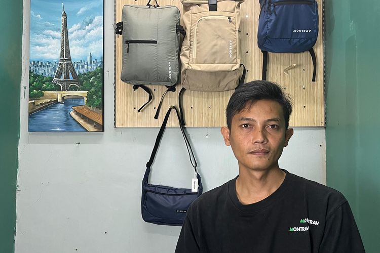 Gungun Gunawan, pengusaha tas lokal dengan jenama Montrav ketika ditemui di lokasi produksinya di Bandung, Jawa Barat.
