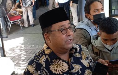 Aktor Rano Karno saat ditemui di rumah duka Maura Magnalia Madyaratry di kawasan Cinere, Depok, Jawa Barat, Selasa (25/1/2022). 