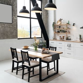 Ilustrasi meja makan di dapur minimalis. 
