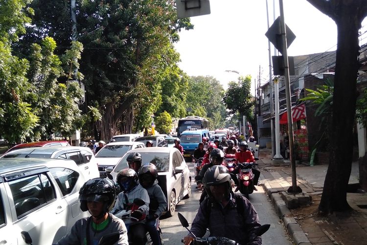 Kemacetan terjadi di sepanjang jalan Lenteng Agung, Jagakarsa, Jakarta Selatan, Senin (21/10/2019).