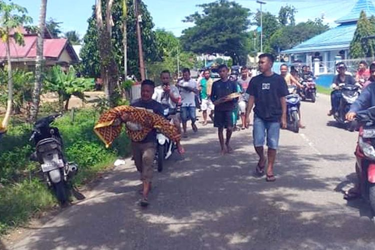 Jasad 5 mayat yang dibongkar dari kuburan dibawa keluarganya ke lokasi lain oleh keluarganya di Desa Jembatan Merah, Tomilio, Kabupaten Gorontalo Utara.