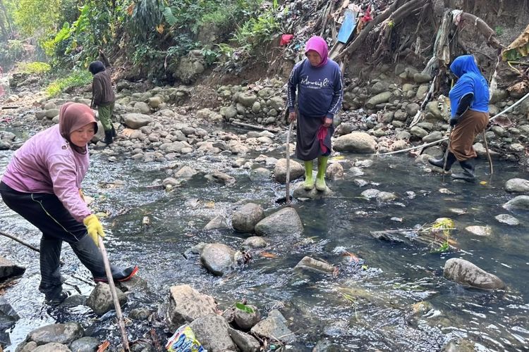 Merasa Jengkel Aliran Sungai Citaringgul Dikotori, Puluhan Emak-emak di Babakan Madang Turun Gunung