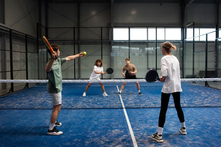 Olahraga padel menggeser tren bersepeda di Indonesia. Simak penjelasan sosiologis soal pergeseran ini dan mengapa masyarakat mudah ikut-ikutan tren.