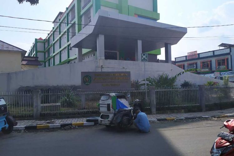Rumah Sakit Umum Daerah Kota Padang Sidempuan yang dijadikan salah satu rumah sakit rujukan penanganan corona. Satu warga Padang Sidempuan sempat diduga suspect corona, karena ketiadaan prasarana, pasien sempat dirujuk ke medan, Selasa (3/3/2020) malam.