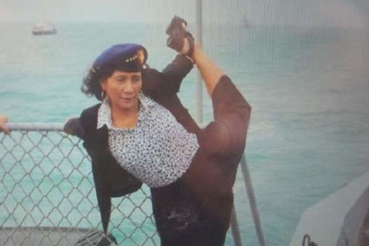 Menteri Kelautan dan Perikanan Susi Pudjiastuti melakukan peregangan sebelum menyaksikan penenggelaman kapal nelayan Thailand