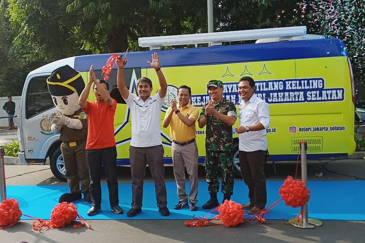 Peluncuran mobil pelayanan tilang keliling di depan Kampus Unika Atma Jaya, Minggu (31/3/2019). 