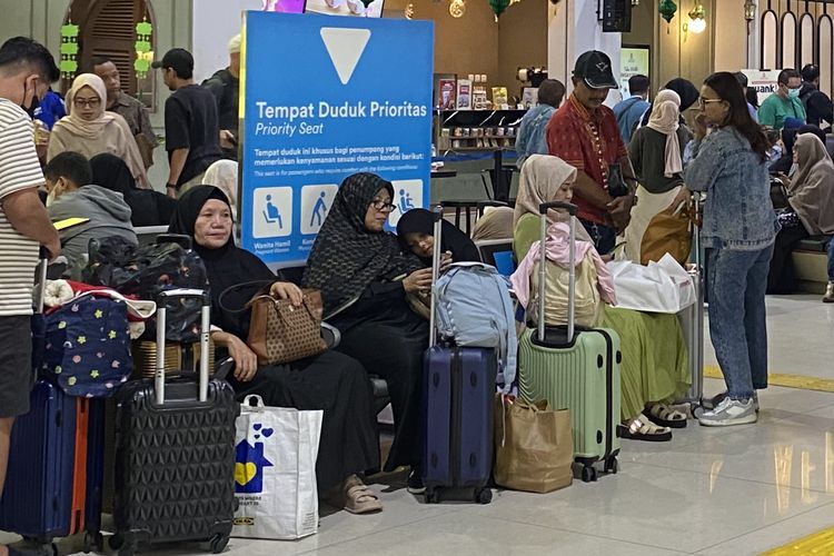 Padatnya Arus Balik di Stasiun Gambir, Ibu Pangku Anak di Tengah Tumpukan Koper