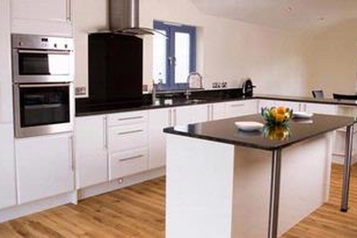 Di ruang tamu mungil, ada baiknya jika sebelumnya Anda sudah menyiapkan furnitur multifungsi, terutama fungsi penyimpanan. Dengan begitu, Anda dapat menyimpan barang-barang serta membuat ruangan lebih rapi.