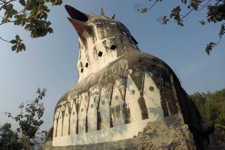 Bagian depan dari bangunan Gereja Ayam di Bukit Menoreh, Magelang, Jawa Tengah yang berbentuk mirip kepala ayam atau kepala burung merpati.