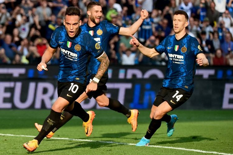 Penyerang Inter Milan asal Argentina, Lautaro Martinez, melakukan selebrasi usai mencetak gol ke gawang Udinese dalam laga Liga Italia 2021-2022 di Stadion Friuli, 1 Mei 2022.