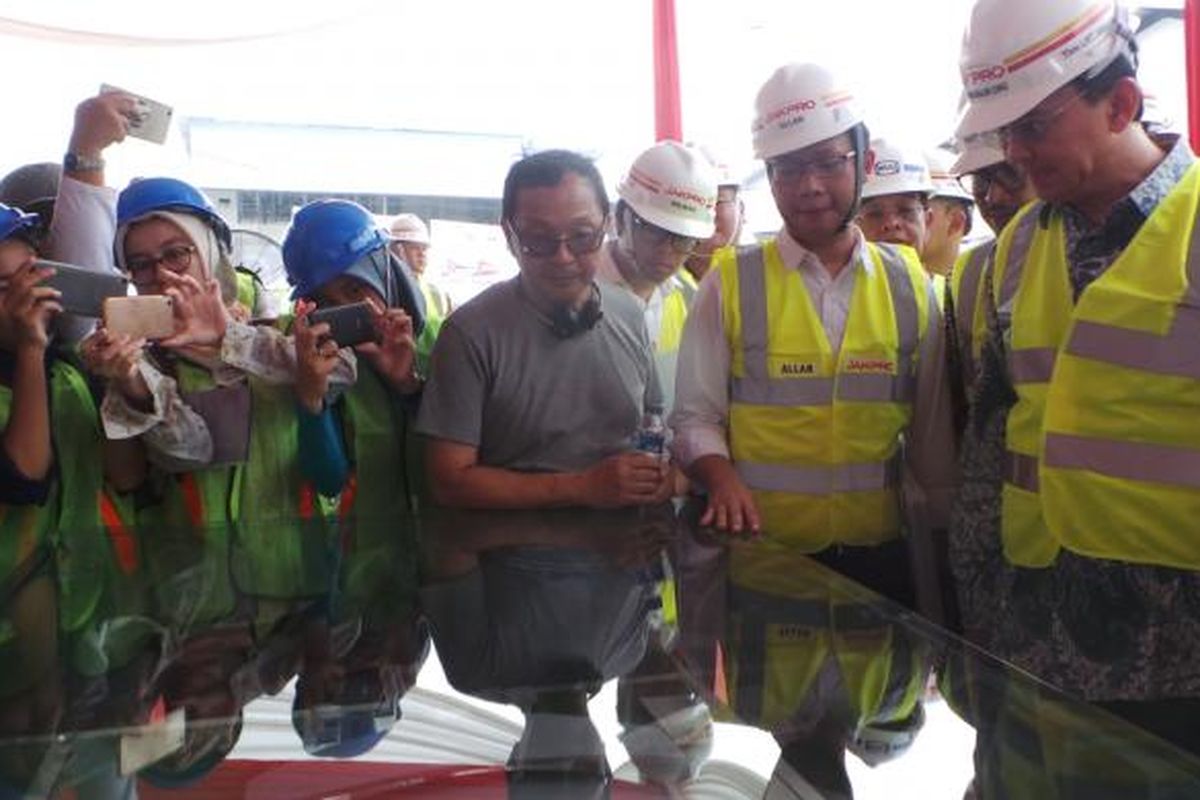 Gubernur DKI Jakarta Basuki Tjahaja Purnama atau Ahok meninjau pembangunan depo LRT di Kelapa Gading, Jakarta Utara, Jumat (24/2/2017).