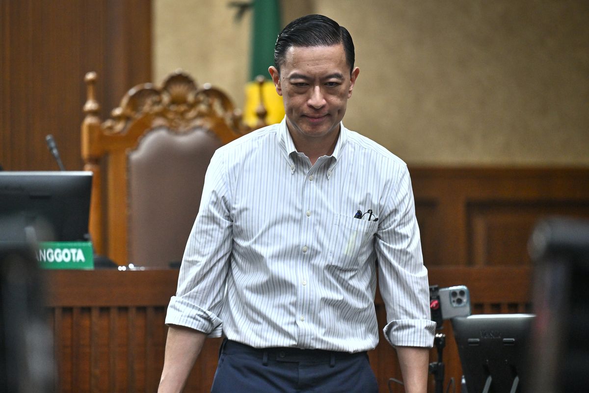 Terdakwa kasus dugaan korupsi impor gula, Thomas Trikasih Lembong atau Tom Lembong bersiap menjalani sidang pembacaan vonis di Pengadilan Tipikor, Jakarta, Jumat (18/7/2025). ANTARA FOTO/Bayu Pratama S/app/bar