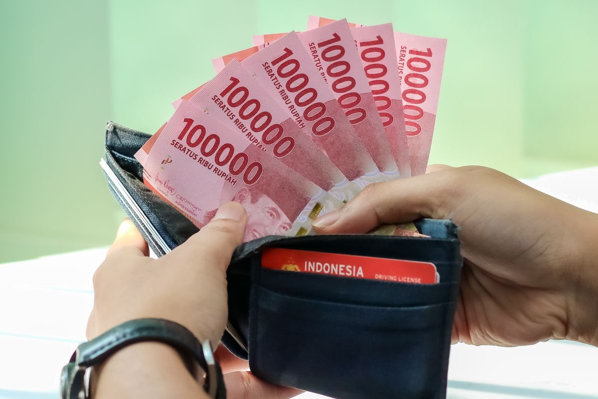Ilustrasi uang. Bantuan Subsidi Upah (BSU). BSU BPJS Ketenagakerjaan 2025. BSU Kemnaker 2025. Cek BSU 2025.