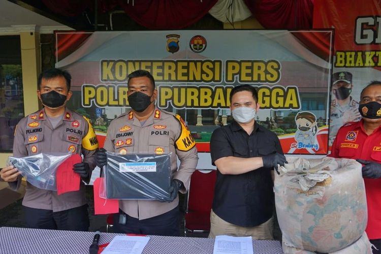 Kapolres Purbalingga, Ajun Komisaris Besar Polisi (AKBP) Era Johny Kurniawan menunjukkan barang bukti dalam kasus pencabulan guru seni musik SMP di Purbalingga, Jawa Tengah, Selasa (8/3/2022).