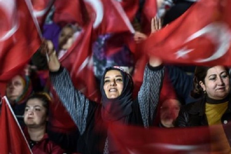 Pawai perempuan di Istanbul, Turki, diikuti serkitar 12.000 perempuan dan Presiden Recep Tayyip Erdogan memberikan pidato yang mengecam Jerman.