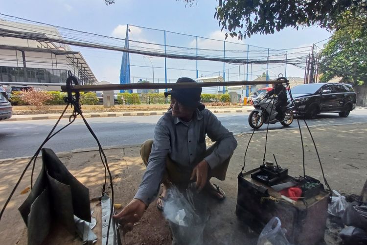 Seorang tukang patri bernama Hamid (78) saat ditemui di Jalan Ampera Raya, Cilandak Timur, Pasar Minggu, Jakarta Selatan, Kamis (5/10/2023).