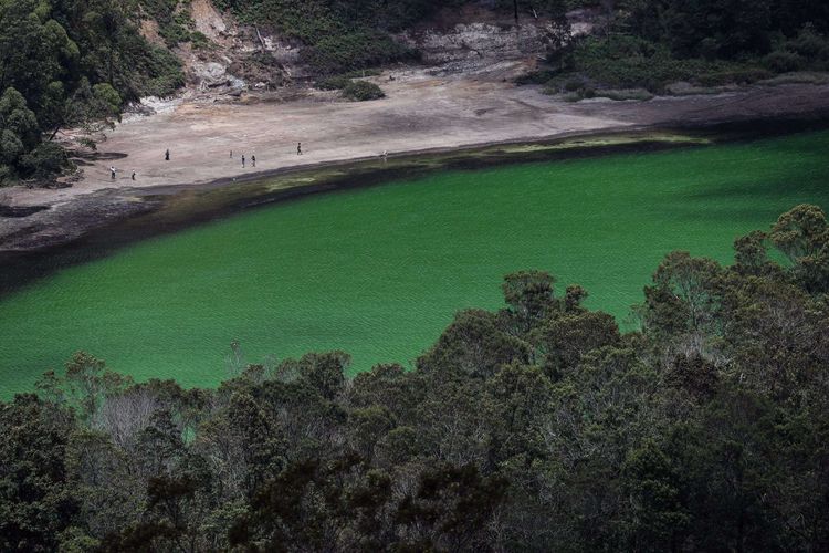 Telaga Warna dilihat dari Batu Ratapan Angin di Dataran Tinggi Dieng, Kabupaten Wonosobo, Jawa Tengah, Senin (16/10/2020).