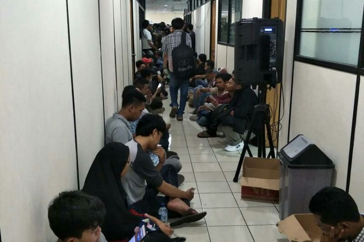 Antrean wajib pajak di kantor Samsat Jakarta Barat pada H-1 penghapusan sanksi administrasi pajak kendaraan bermotor, Jumat (14/12/2018).