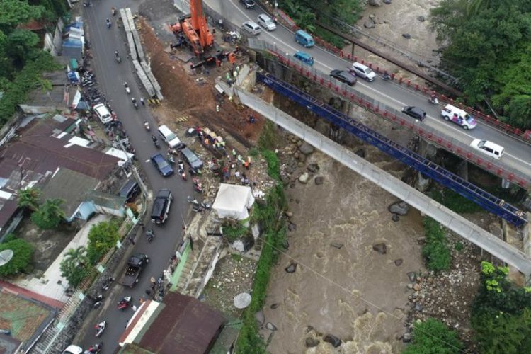 Pelebaran jalur lalu lintas di Kawasan Puncak, Bogor, Jawa Barat yang dimulai pada November 2018 dan diperkirakan rampung pada 2019.
