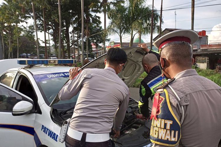 Satlantas Polres Bogor, Jawa Barat, menindak anggota Dinas Perhubungan (Dishub) Kota Bekasi yang nekat melawan arus lalu lintas di pintu keluar Tol Ciawi atau jalur Puncak Bogor, Simpang Gadog, Jumat (31/12/2021).