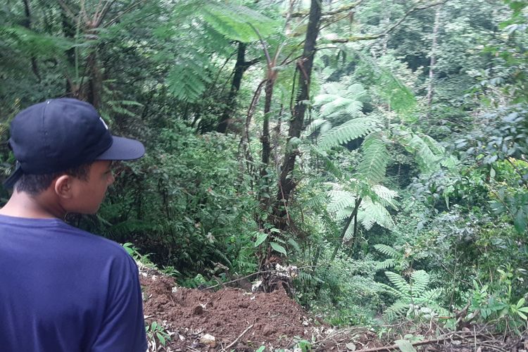 Seorang warga melihat ke jurang lokasi kecelakaan satu keluarga di lereng Gunung Ijen, Kecamatan Licin, Kabupaten Banyuwangi, Jawa Timur, Rabu (2/2/2022).
