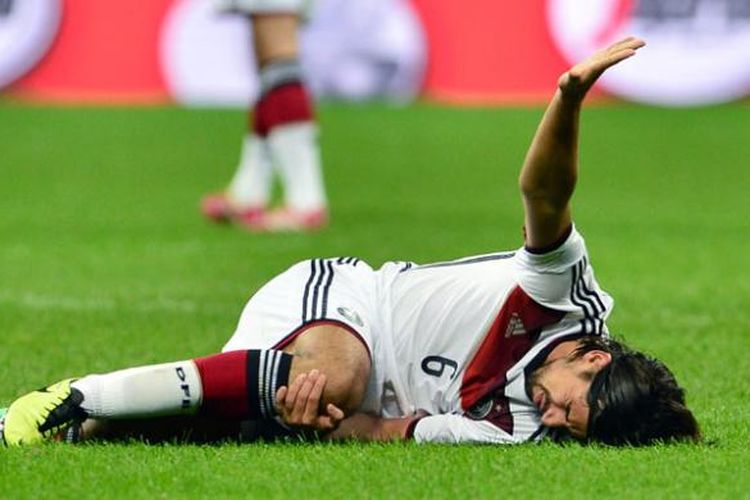 Gelandang Jerman, Sami Khedira, tampak kesakitan karena cedera lutut ketika negaranya melawan Italia dalam pertandingan uji coba di Milan, Jumat (15/11/2013).