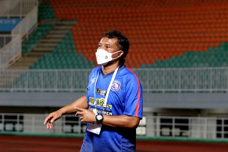 Asisten Pelatih Arema FC, Kuncoro.